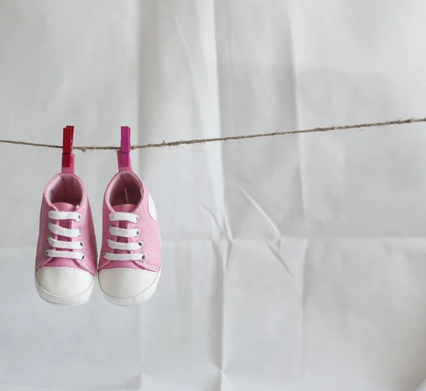 Zapatos Bebé Foto Colgando Tendedero Sobre Fondo Blanco — Foto de Stock