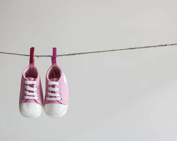 Sapatos Bebê Foto Pendurados Varal Fundo Branco — Fotografia de Stock