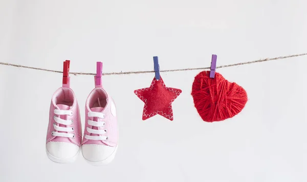 Babyschuhe Und Foto Hängen Der Wäscheleine Auf Weißem Hintergrund — Stockfoto