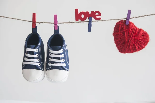 Babyschuhe Und Foto Hängen Der Wäscheleine Auf Weißem Hintergrund — Stockfoto