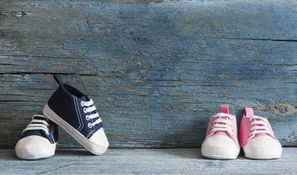 Mignonnes Chaussures Bébé Minuscules Sur Bois Avec Espace Copie Pour — Photo