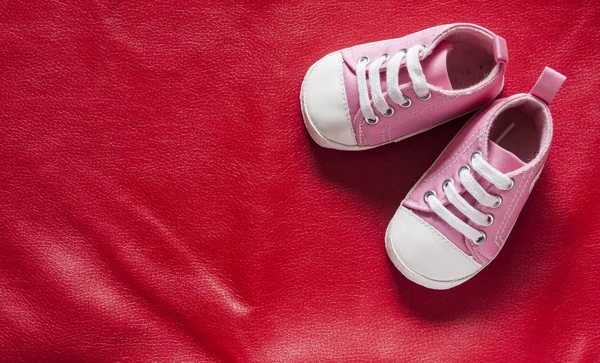 Lindos Zapatos Bebé Pequeños Sobre Fondo Cuero Rojo Con Espacio — Foto de Stock