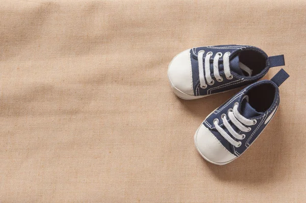 Mignonnes Chaussures Bébé Minuscules Sur Fond Abstrait Avec Espace Copie — Photo