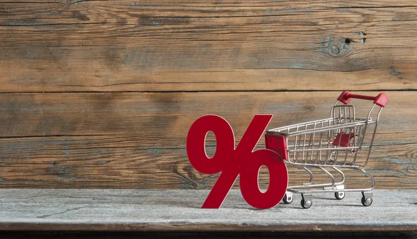 Warenkorb Und Schild Prozent Mit Verkaufskonzept Auf Holzgrund — Stockfoto