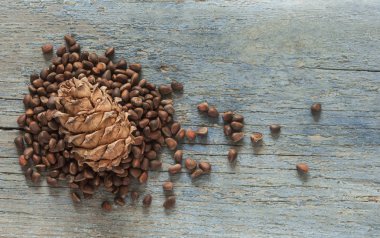 Çam fıstığı ve çam kozalakları ahşap arka plan üzerinde