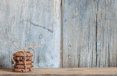 Tahta bir masada çikolata parçalı kurabiyeler