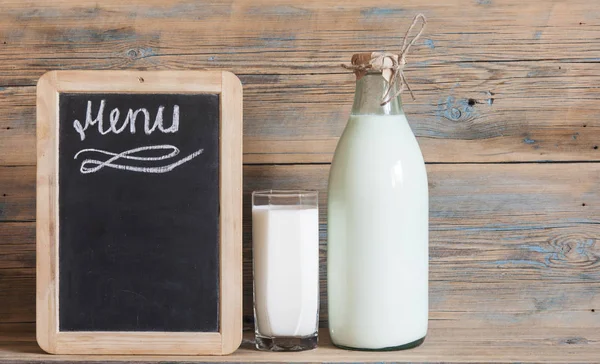 Glas Tasse Milch Auf Rustikalem Holz Hintergrund Mit Kopierraum Leere — Stockfoto