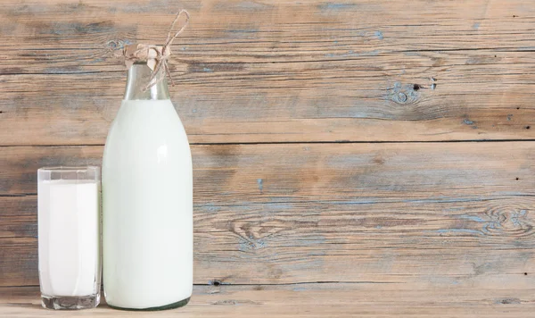 Μπουκάλι Φρέσκο Γάλα Και Γυαλί Στο Ξύλινο Τραπέζι — Φωτογραφία Αρχείου