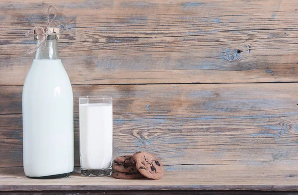 Glas Milch Und Schokoladenkekse Auf Holzgrund — Stockfoto