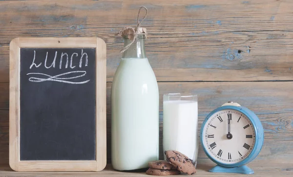 Schokoladenkekse Glasbecher Milch Auf Rustikalem Holz Hintergrund Mit Kopierraum Leere — Stockfoto
