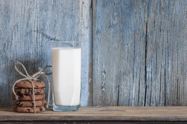 우유와 초콜릿 배경에 — 스톡 사진