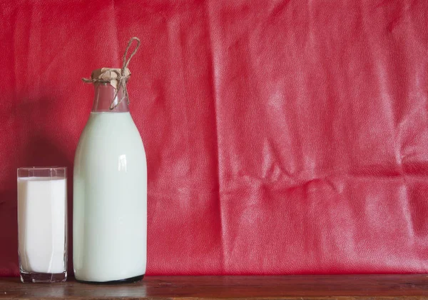 Μπουκάλι Φρέσκο Γάλα Και Γυαλί Στο Ξύλινο Τραπέζι — Φωτογραφία Αρχείου