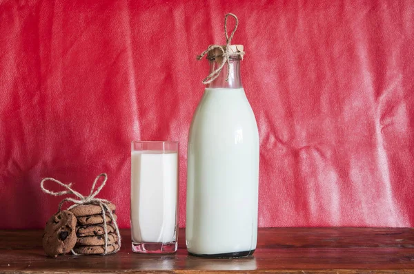 Glas Milch Und Schokoladenkekse Auf Holzgrund — Stockfoto