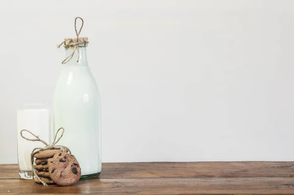 Склянка Молока Шоколадне Печиво Дерев Яному Фоні — стокове фото