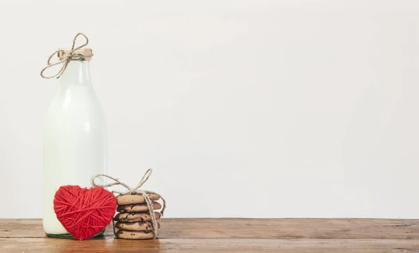 ガラスのミルクと木製の背景にチョコレート チップ クッキー — ストック写真