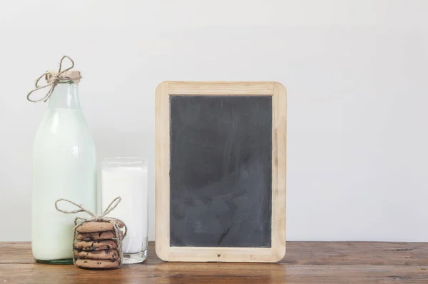 Schokoladenkekse Glasbecher Milch Auf Rustikalem Holz Hintergrund Mit Kopierraum Leere — Stockfoto