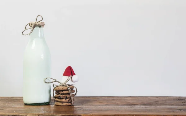 Bicchiere Biscotti Con Gocce Latte Cioccolato Sfondo Legno — Foto Stock