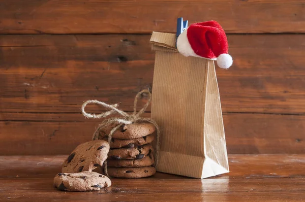 Savoureux Biscuits Aux Pépites Chocolat Chapeau Père Noël Sur Fond — Photo