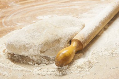 mayalı hamur ve merdane ahşap yüzey üzerinde