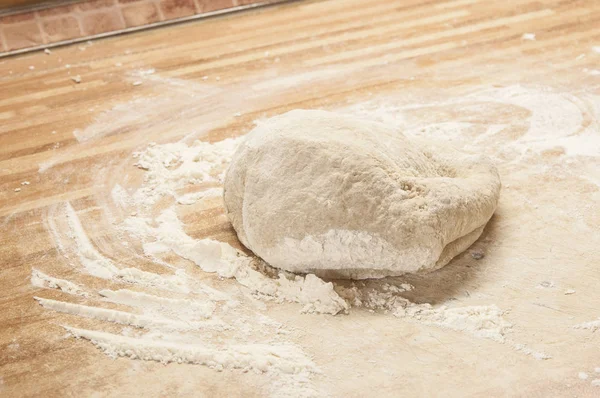 Ball Pizza Dough Rustic Wooden Background Dusting Flour — Stock Photo, Image