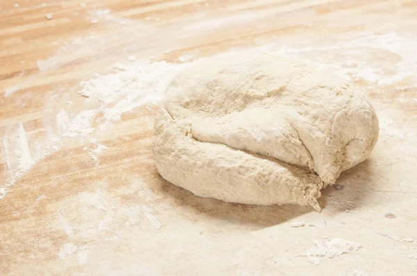 Bola Masa Pizza Sobre Fondo Rústico Madera Con Polvo Harina —  Fotos de Stock