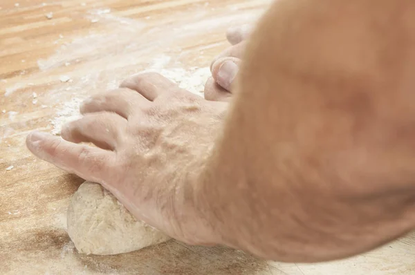 Manos Masculinas Preparando Masa Para Pizza Primer Plano Mesa —  Fotos de Stock