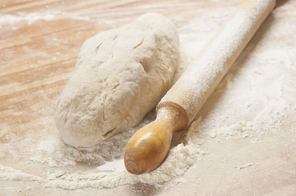 Massa Farinha Yeasty Rolo Pino Superfície Madeira — Fotografia de Stock