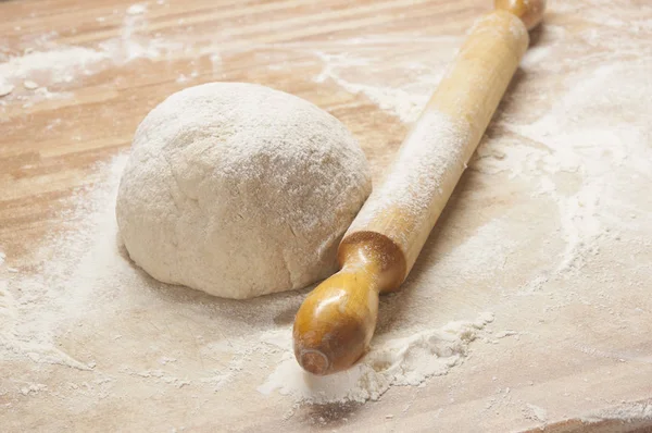 Massa Farinha Yeasty Rolo Pino Superfície Madeira — Fotografia de Stock