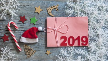 Noel Baba şapkası ile Noel dekorasyonları ahşap tahta üzerinde