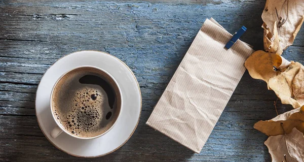 Visão Aérea Uma Caneca Recém Fabricada Café Expresso Fundo Madeira — Fotografia de Stock