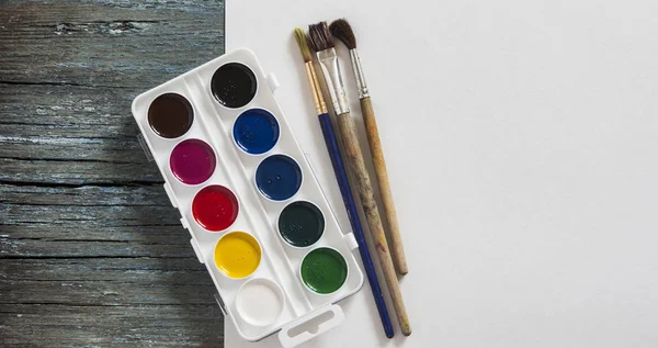 Set Aquarellfarben Pinsel Zum Malen Und Leeres Weißes Papierblatt Auf — Stockfoto