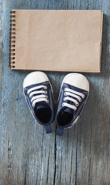 Blue Shoes Small Baby Blank Emvelope Wooden Background View — Stock Photo, Image