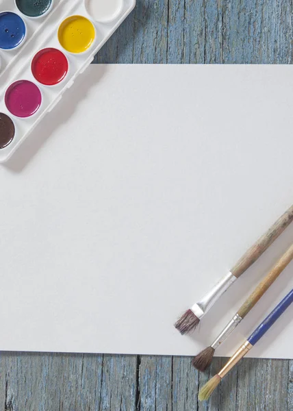 Набор Акварельных Красок Кистей Покраски Чистый Лист Белой Бумаги Винтажном — стоковое фото