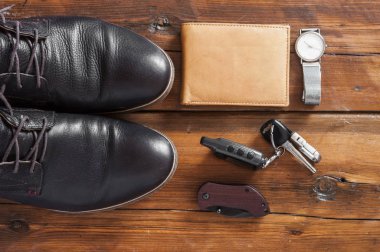 M-cüzdan, izlemek ve ahşap arka plan üzerinde kahverengi deri ayakkabı ile güzel erkek moda