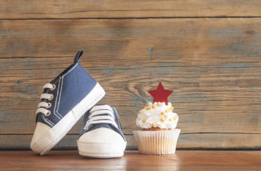 Festival arka plan dekorasyon doğum günü kutlaması için ahşap arka plan üzerinde bir bebek duş için lezzetli kekler