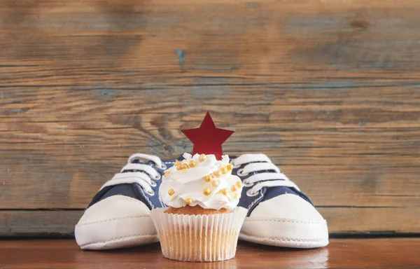 Ünnepi Háttér Dekoráció Születésnapi Ünnepség Ízletes Cupcakes Baba Zuhany Fából — Stock Fotó