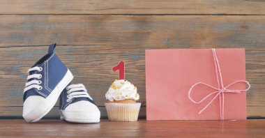 Festival arka plan dekorasyon doğum günü kutlaması için ahşap arka plan üzerinde bir bebek duş için lezzetli kekler