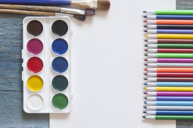 Okul kırtasiye. Merkezi boş beyaz kağıt sayfada - metin için bir yer. arka plan Tasarımlarınız için hazır. Üstten görünüm. boşaltmak