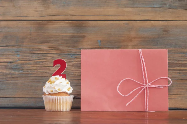 Cupcake Met Envelop Houten Achtergrond — Stockfoto