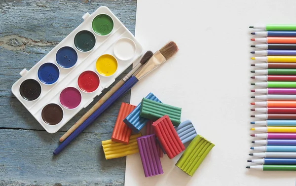 Σύνολο Χρώματα Watercolor Πινέλα Για Ζωγραφική Πολύχρωμα Plasticine Και Φύλλο — Φωτογραφία Αρχείου
