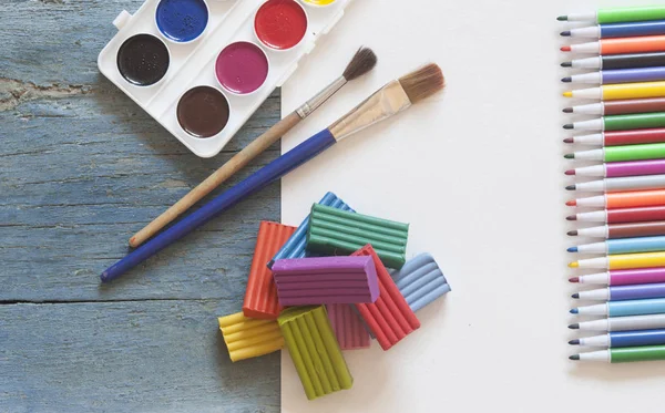 Uppsättning Akvarell Färger Penslar För Målning Med Färgglada Plastilina Och — Stockfoto