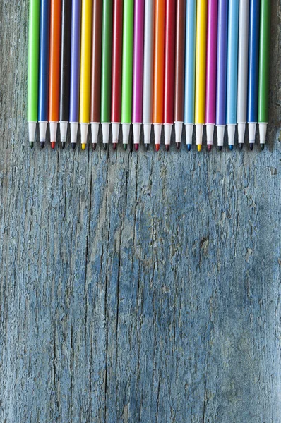 カラフルな鉛筆で木製の背景の平面図 — ストック写真