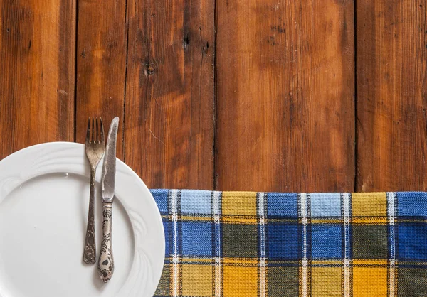 质朴的桌子设置与餐具和五颜六色的餐巾在深色的木桌上 文本空间 顶部视图 — 图库照片