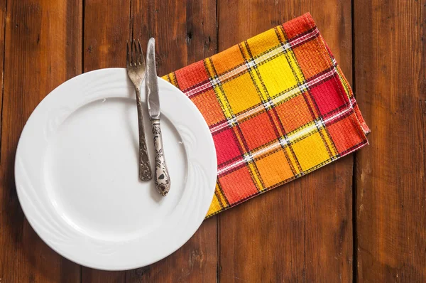 Rustikale Tischdekoration Mit Besteck Und Bunter Serviette Auf Dunklem Holztisch — Stockfoto