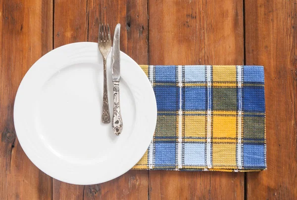 Mesa Rústica Con Cubiertos Servilleta Colores Sobre Mesa Madera Oscura —  Fotos de Stock