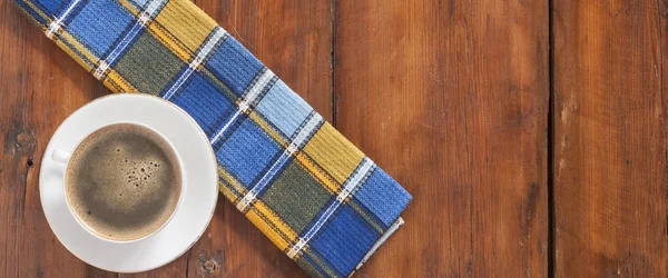 Witte Kopje Koffie Met Kleurrijk Servet Oude Houten Tafel Hoogste — Stockfoto