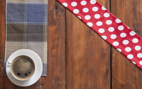 Weiße Tasse Kaffee Mit Bunter Serviette Auf Altem Holztisch Aussichtspunkt — Stockfoto