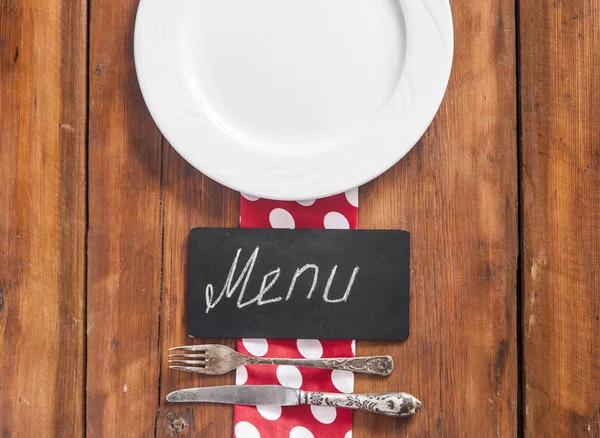 レストランのメニューのデザイン 空の皿やカトラリー 木製の背景にカラフルなナプキンをレストランのメニュー コピーのテキストのための領域での平面図 — ストック写真