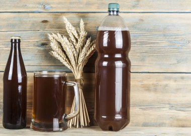 bardak ve şişe bira ile ahşap plakalar üzerinde buğday kulak