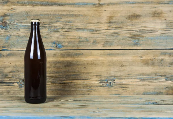 木製の背景にビールのボトル — ストック写真